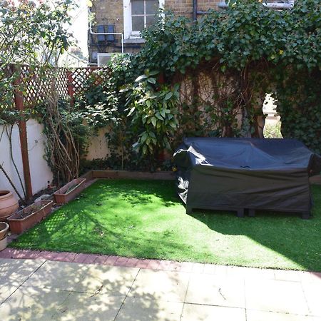 London Stratford - Spacious 2 Bed Flat With Secured Parking & Private Garden Εξωτερικό φωτογραφία