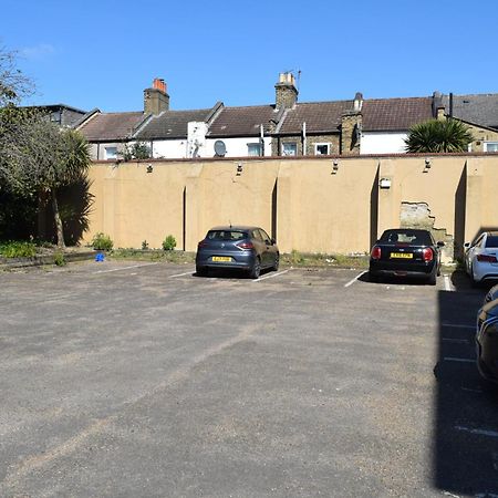 London Stratford - Spacious 2 Bed Flat With Secured Parking & Private Garden Εξωτερικό φωτογραφία