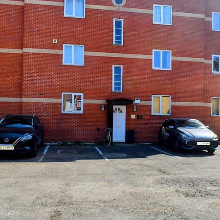 London Stratford - Spacious 2 Bed Flat With Secured Parking & Private Garden Εξωτερικό φωτογραφία