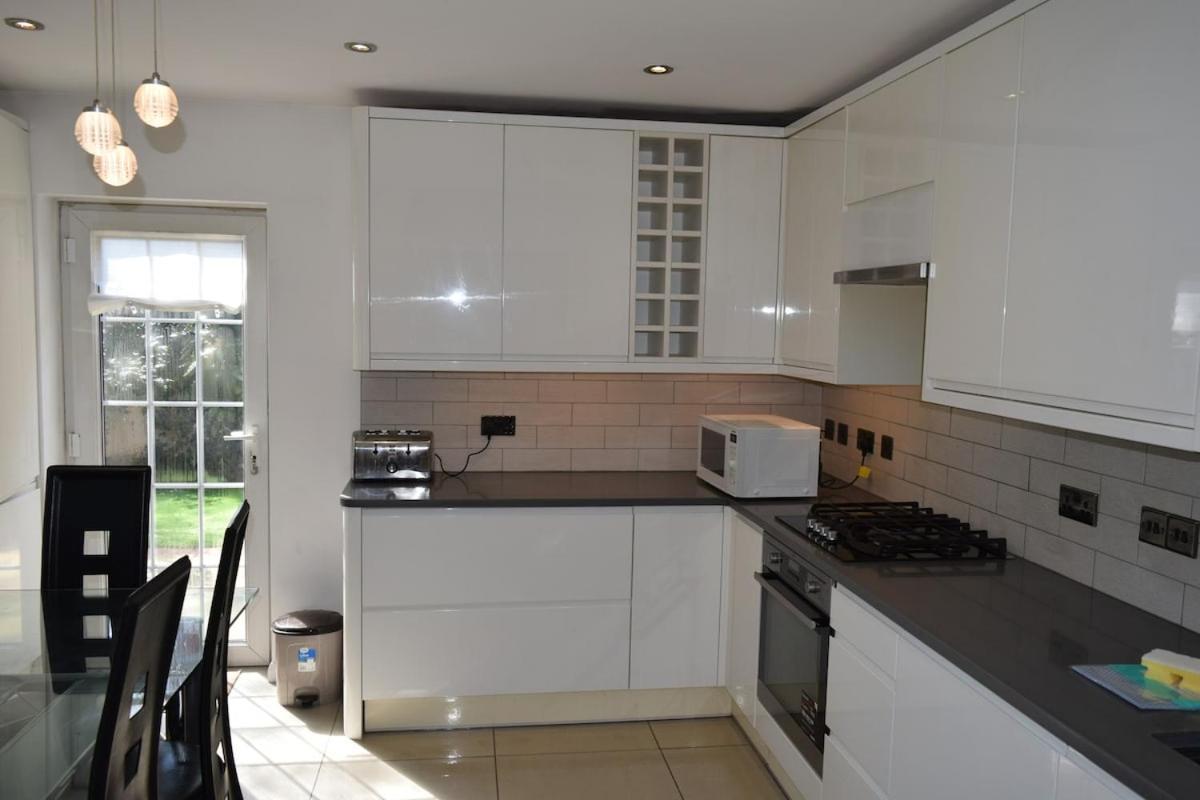 London Stratford - Spacious 2 Bed Flat With Secured Parking & Private Garden Εξωτερικό φωτογραφία
