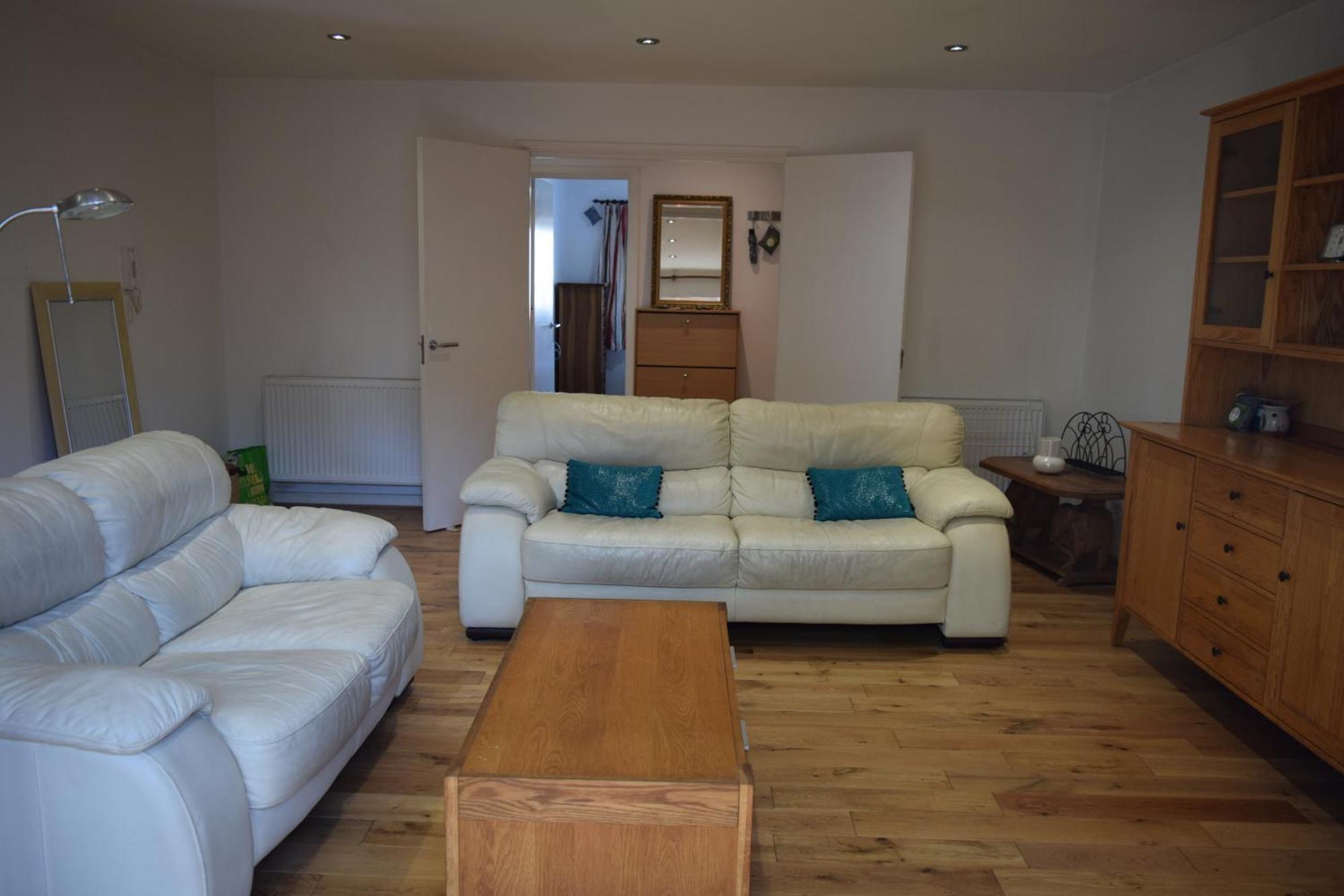 London Stratford - Spacious 2 Bed Flat With Secured Parking & Private Garden Εξωτερικό φωτογραφία