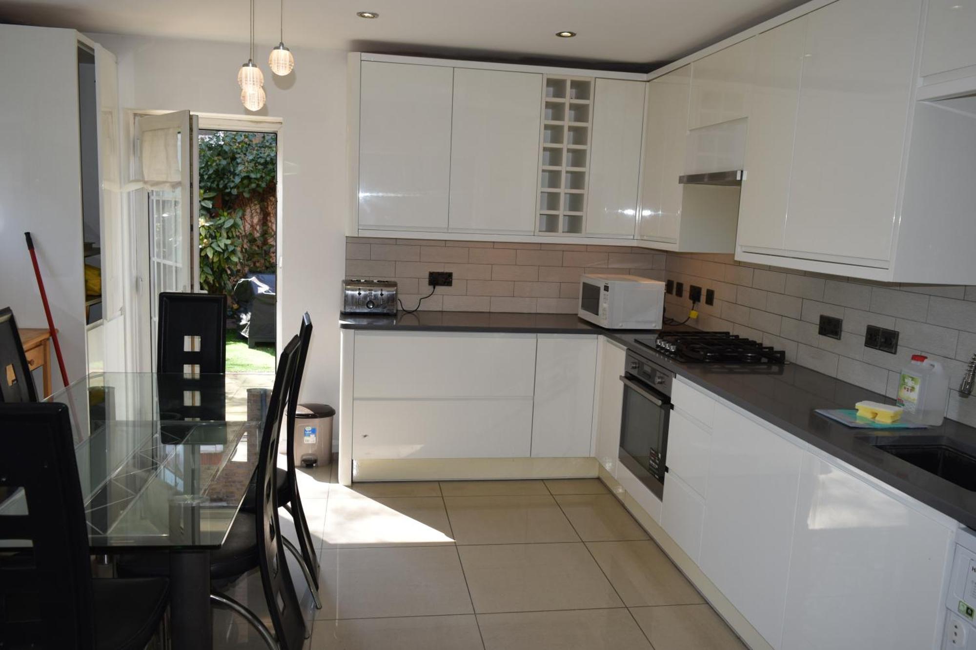 London Stratford - Spacious 2 Bed Flat With Secured Parking & Private Garden Εξωτερικό φωτογραφία