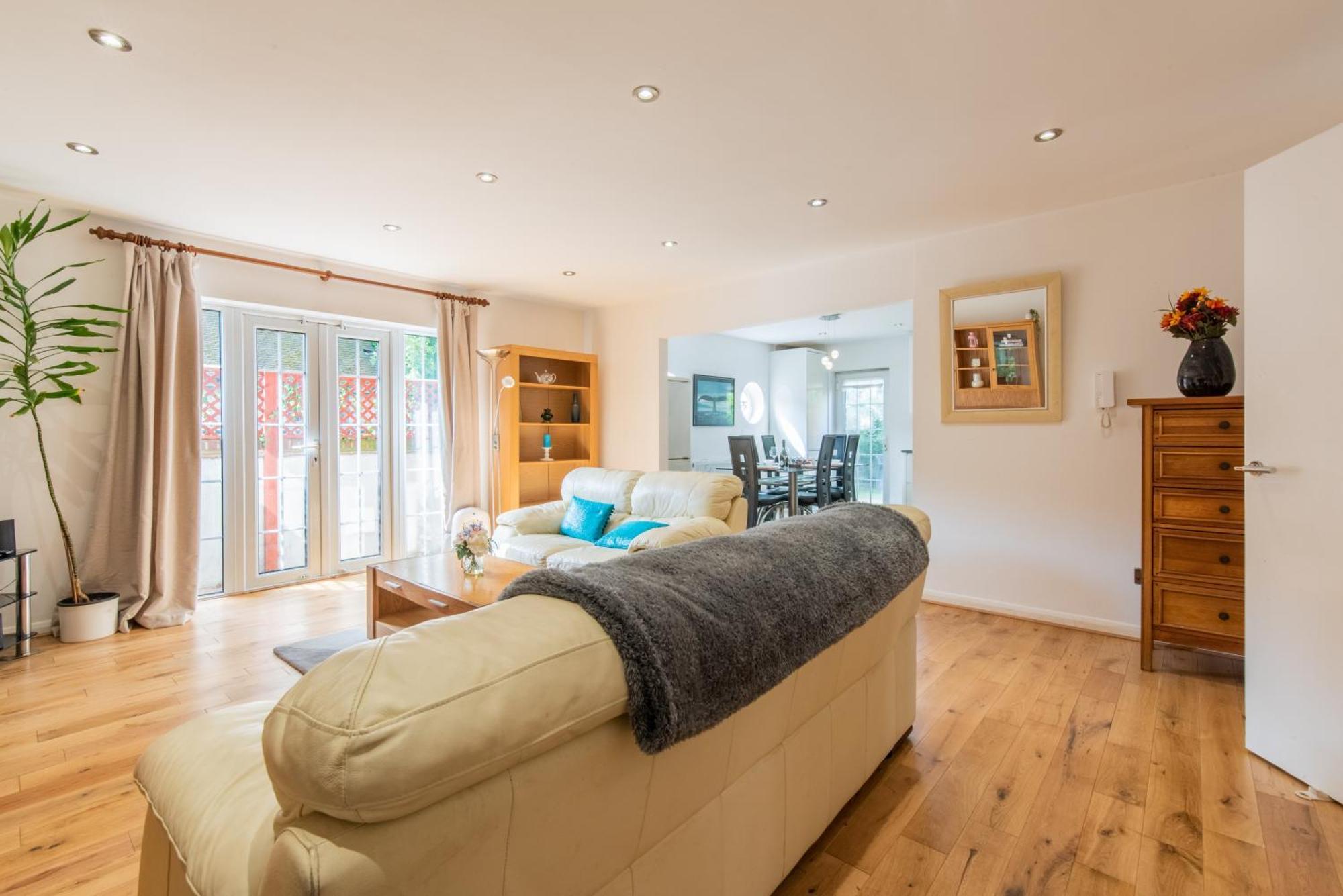 London Stratford - Spacious 2 Bed Flat With Secured Parking & Private Garden Εξωτερικό φωτογραφία