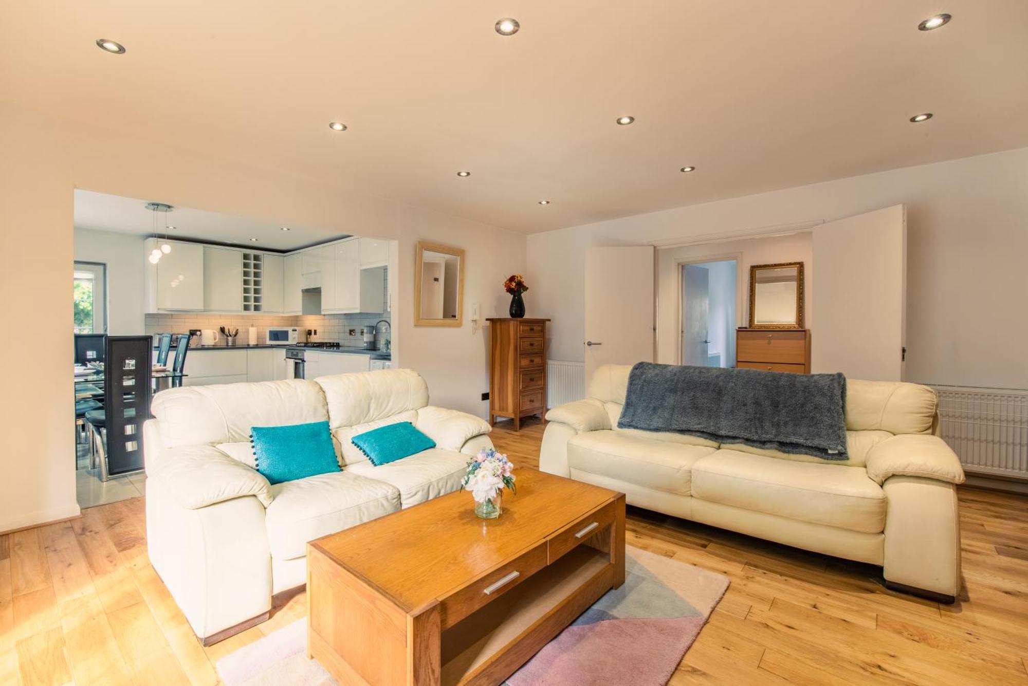London Stratford - Spacious 2 Bed Flat With Secured Parking & Private Garden Εξωτερικό φωτογραφία