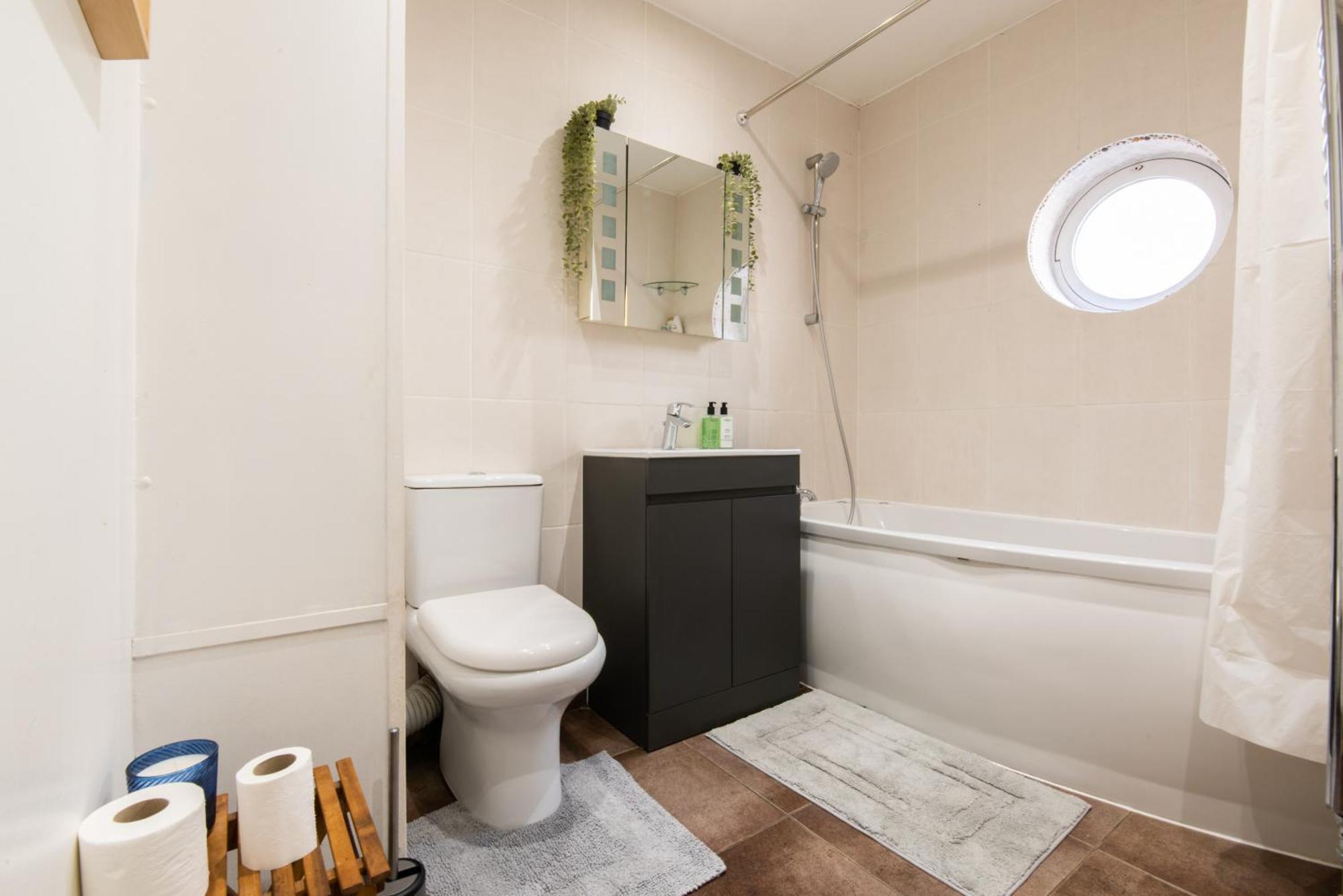 London Stratford - Spacious 2 Bed Flat With Secured Parking & Private Garden Εξωτερικό φωτογραφία