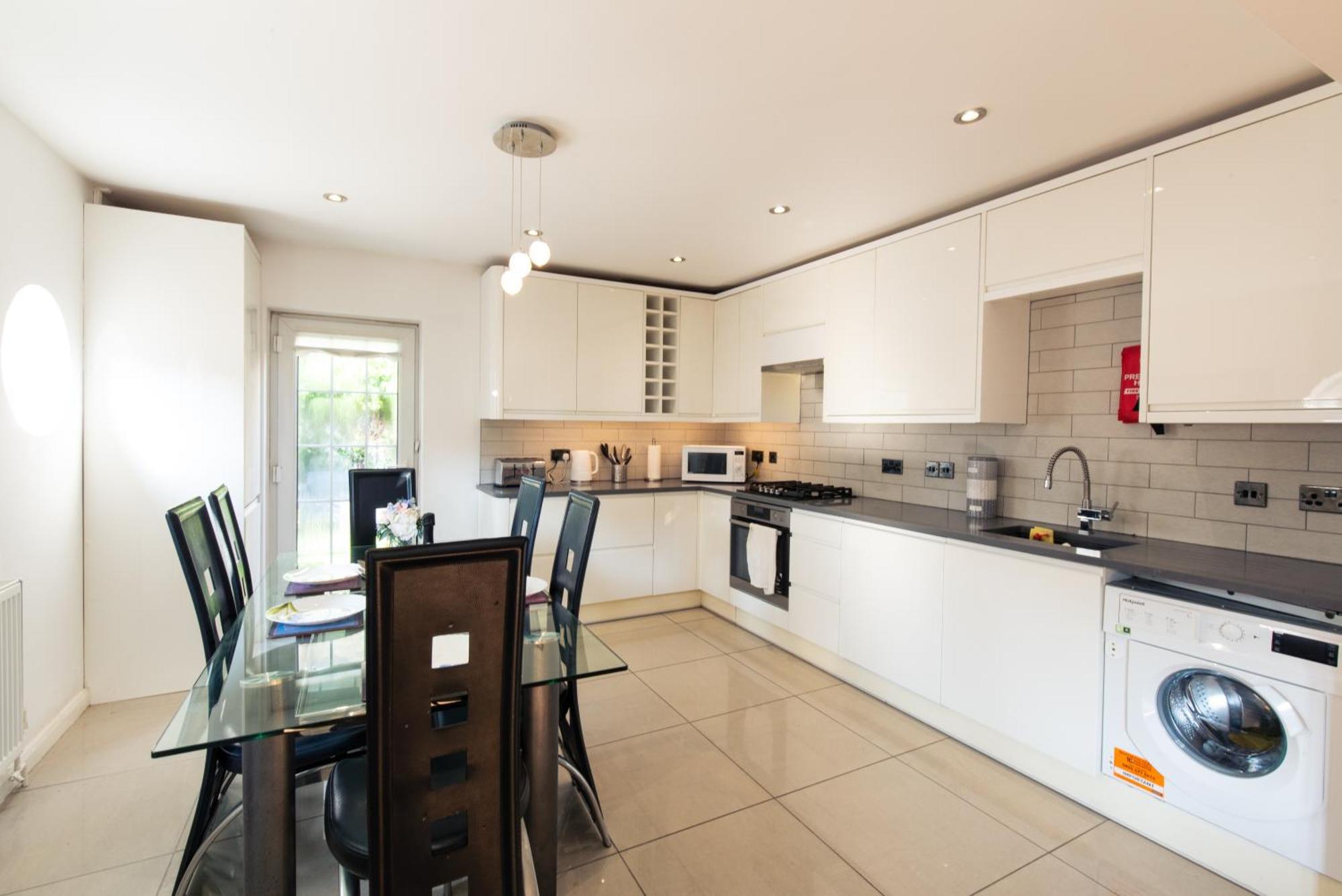 London Stratford - Spacious 2 Bed Flat With Secured Parking & Private Garden Εξωτερικό φωτογραφία